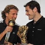 Forlán recoge el balón de oro