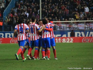 Los jugadores atléticos celebran el gol de Adrián