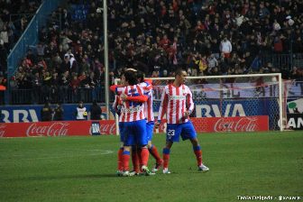 jugadores celebran gol