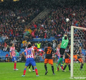 Alves despeja un balón. Atletico-Valencia.