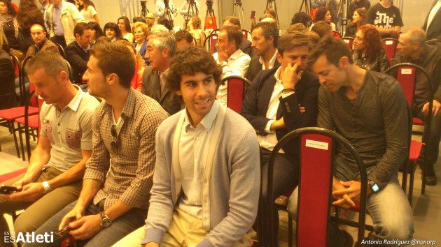 Jugadores y ex jugadores en la presentación del libro del Cholo Simeone