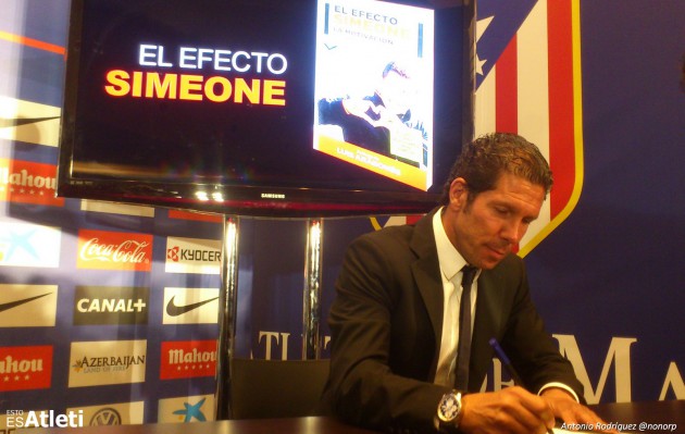 Cholo Simeone firmando libros