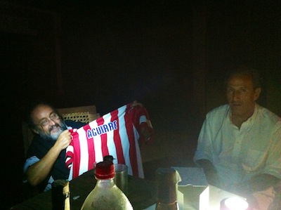 Petón entrega una camiseta del Atleti a Monseñor Aguirre