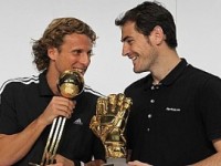 Forlán recoge el balón de oro