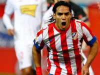Falcao se reinventa y el Atleti aplasta al Sevilla