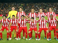 Atlético con pantalón rojo