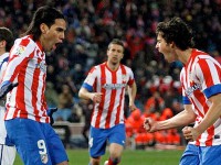 Falcao y Tiago celebran el gol de penalti logrado por el colombiano