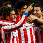 Diego Costa celebra el gol ante el Valladolid con Koke y Gabi.