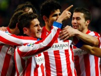 Diego Costa celebra el gol ante el Valladolid con Koke y Gabi.