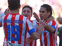Diego Costa, Cristian Rodríguez y Falcao celebran uno de los cinco goles al Granada