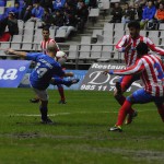 Un delantero del Oviedo remata ante NDoye.