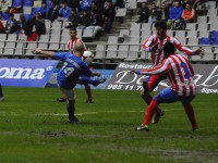 Un delantero del Oviedo remata ante NDoye.