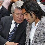 Cerezo y Falcao conversan en un acto del Atlético de Madrid.