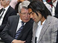 Cerezo y Falcao conversan en un acto del Atlético de Madrid.