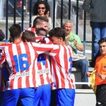 Jugadores del Atlético de Madrid C celebran un gol