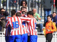 Jugadores del Atlético de Madrid C celebran un gol