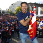 Simeone con la Copa del Rey 2013 en Neptuno