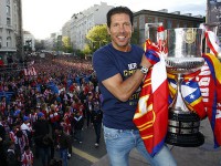 Simeone con la Copa del Rey 2013 en Neptuno