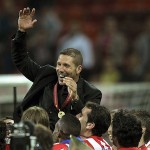 Simeone en hombros jugadores Atleti