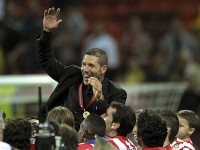 Simeone en hombros jugadores Atleti