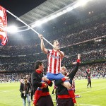 Gabi con la bandera atleti bernabéu